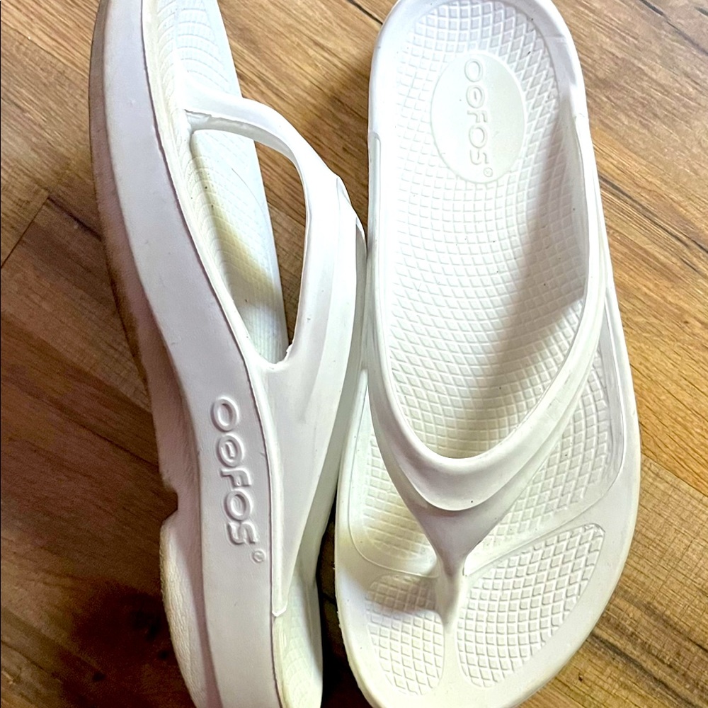 Oofoo sandals